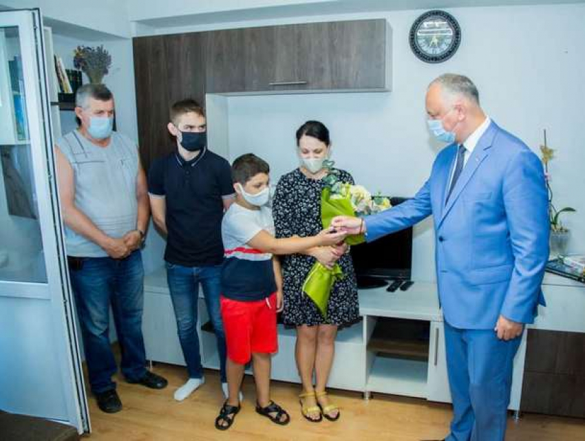 Президент вручил ключи от квартиры семье таксиста, погибшего в ночном ДТП в центре Кишинева