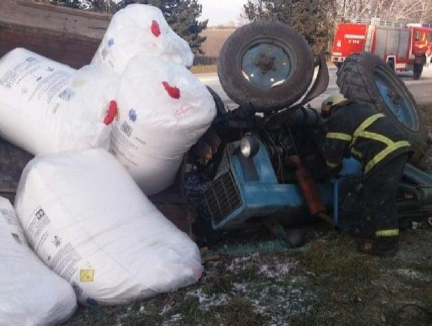 Спасателям пришлось попотеть, вызволяя из-под перевернувшегося трактора 50-летнего мужчину в Дрокиевском районе