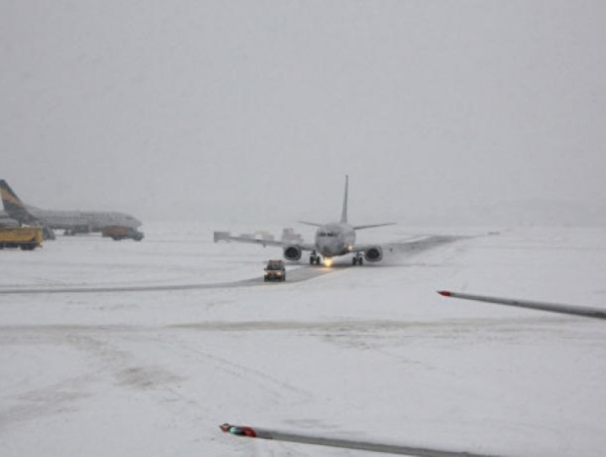 Снегопад нарушил работу Международного аэропорта Кишинева