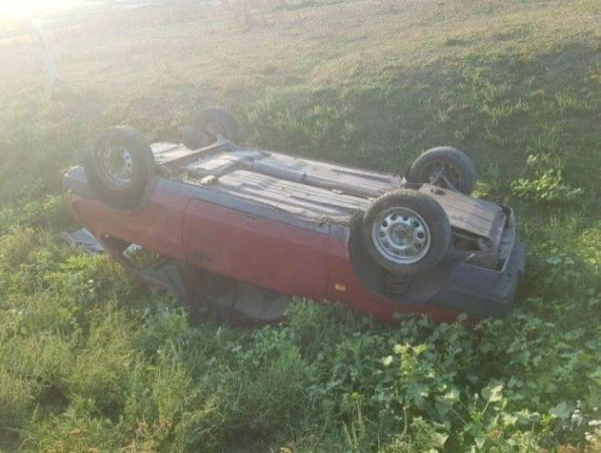 Две женщины оказались в больнице после того, как автомобиль ВАЗ перевернулся на крышу в Каушанском районе