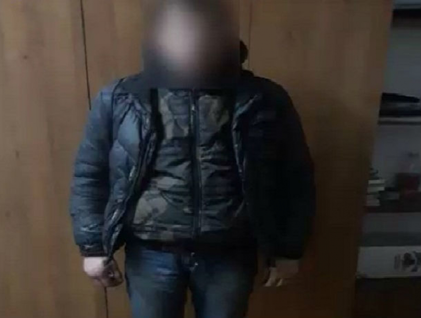 Молодого человека, нападавшего на женщин в Кишиневе, схватили и показали на видео