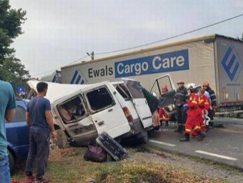 Молдавский микроавтобус попал в страшную аварию в Румынии, пострадали десять пассажиров