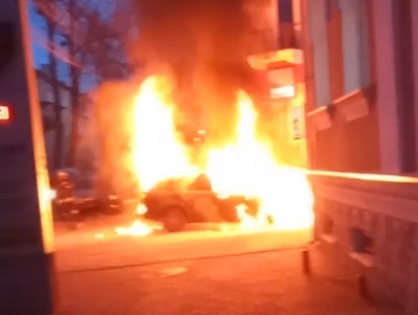 Автомобиль, охваченный огнем в центре Кишинева, сняли на видео
