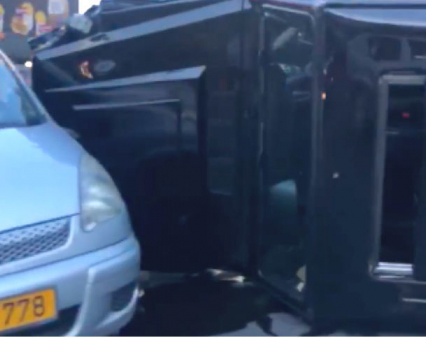 Уникальная авария в Кишиневе: при столкновении с такси перевернулся Mercedes-Benz Gelandewagen