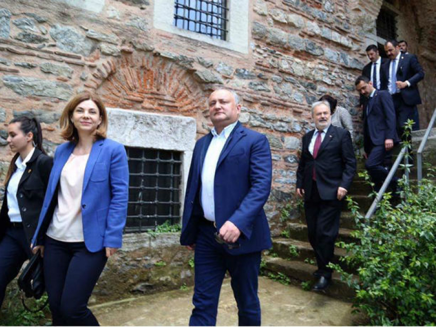 Прилетев в Турцию, президент Молдовы побывал в знаменитом доме Кантемира