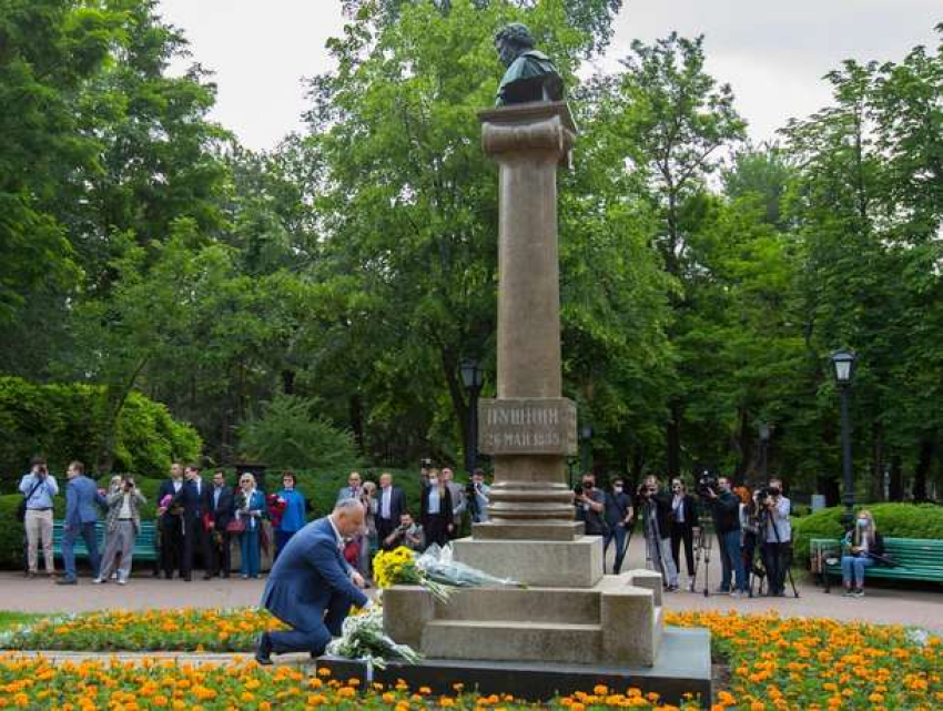 «Пушкин всегда будет символизировать многовековую дружбу между Молдовой и Россией»: Игорь Додон возложил цветы к памятнику великого русского поэта