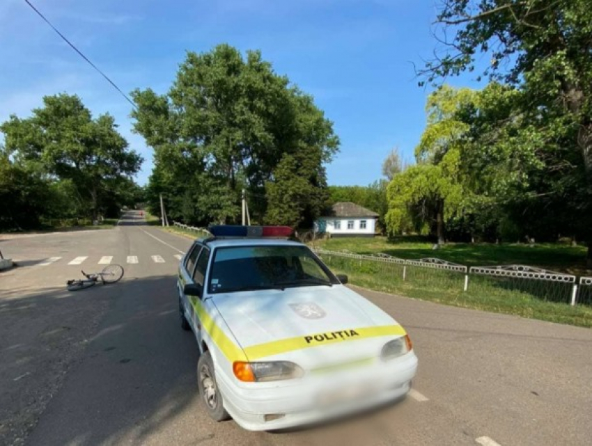 Пьяный велосипедист врезался в полицейскую машину