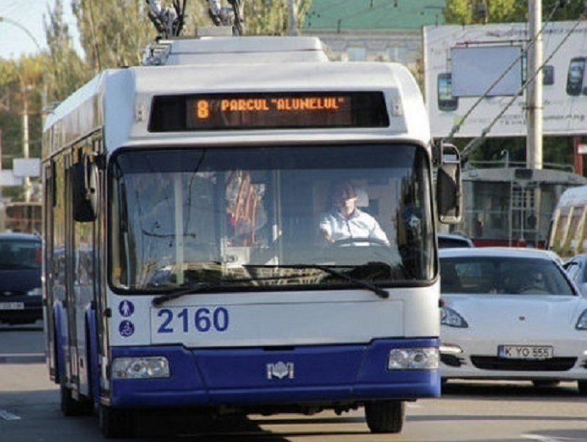 Агрессивный кондуктор толкнул и оскорбил пассажира в троллейбусе Кишинева