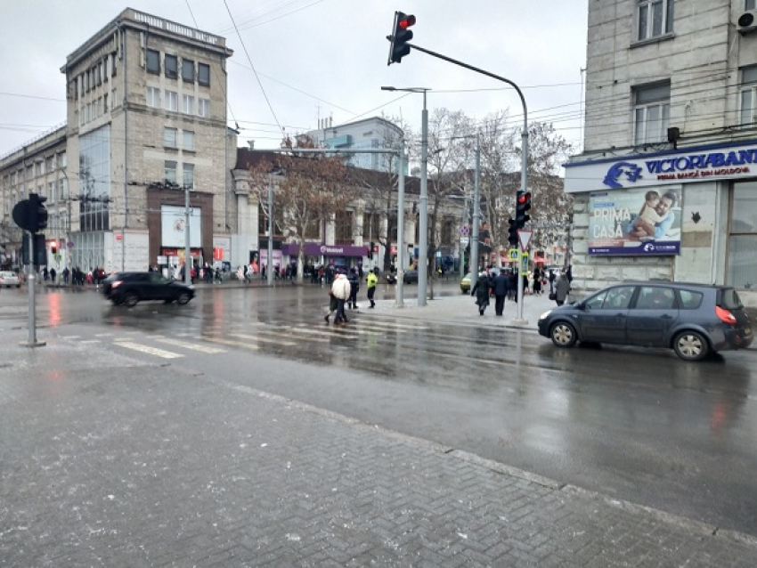 Желтый код ввели по всей Молдове из-за опасного гололеда