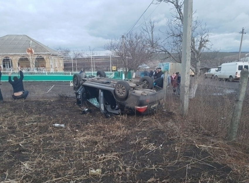 В Чимишлии водитель под действием наркотиков врезался в забор и перевернулся 