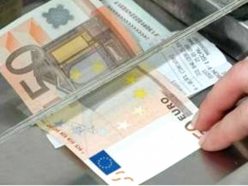 Судьба доллара и евро в понедельник в Молдове окажется противоположной