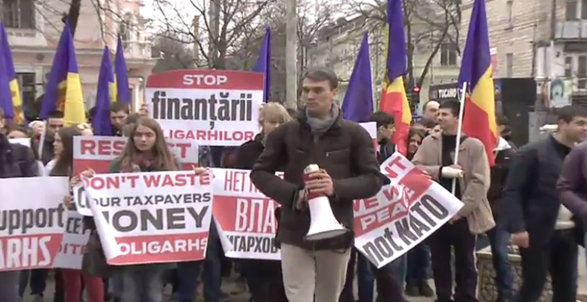 В День советской армии социалисты пикетировали офис НАТО и посольства Румынии и США