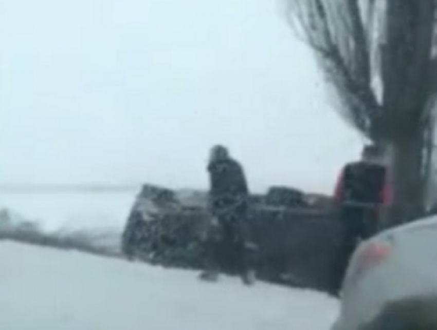 Под Чадыр-Лунгой микроавтобус сорвался с заснеженной дороги