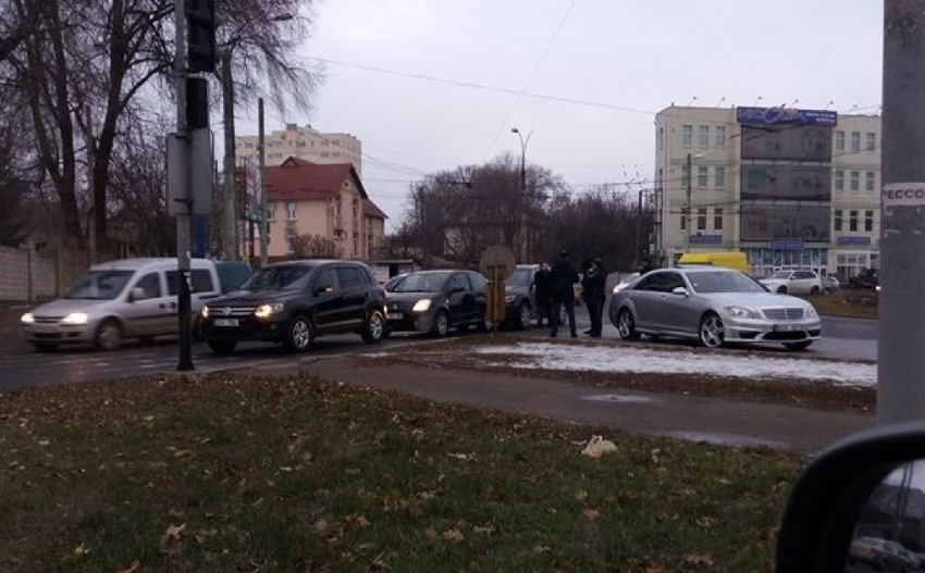 В цепной аварии в Кишиневе пострадали три автомобиля