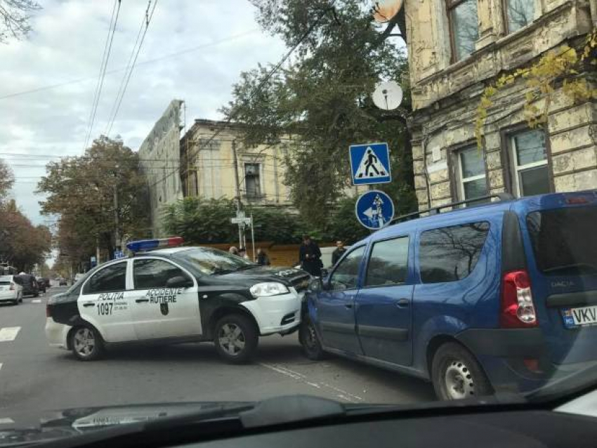 В Кишиневе попал в аварию автомобиль полиции 