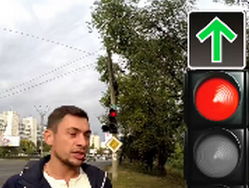 Новую зеленую стрелку на столичных светофорах пояснили на видео активисты