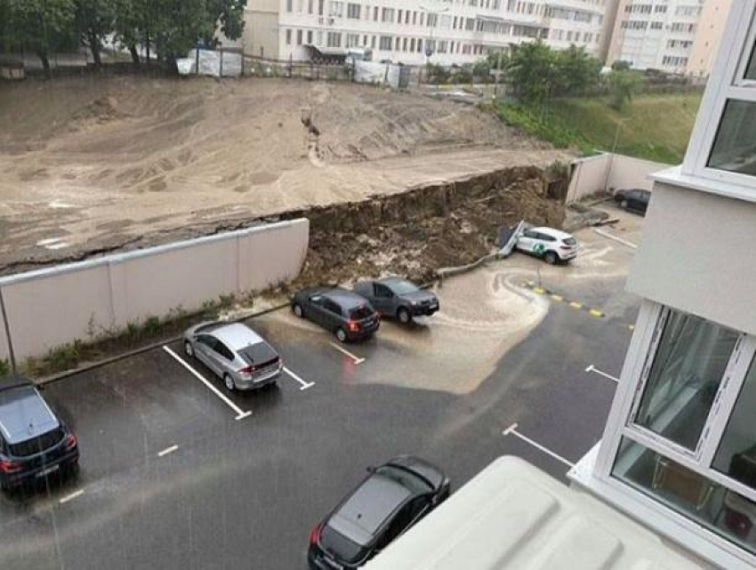 На улице Николае Костин рухнувший забор новостроя смял несколько машин - его подмыло дождем