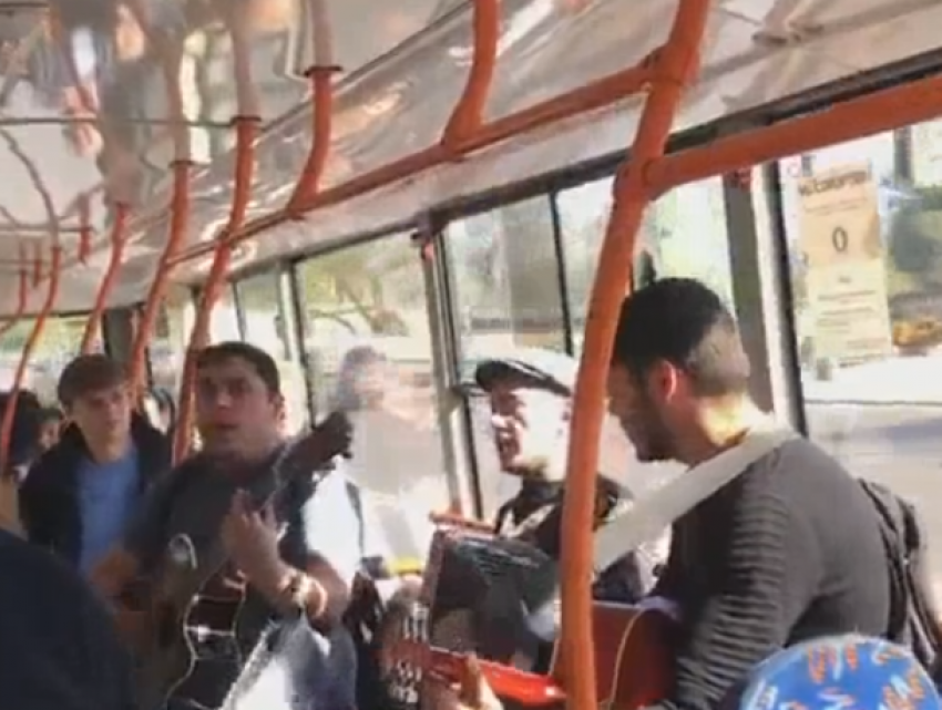 Эти ребята давно полюбились пассажирам кишиневских троллейбусов