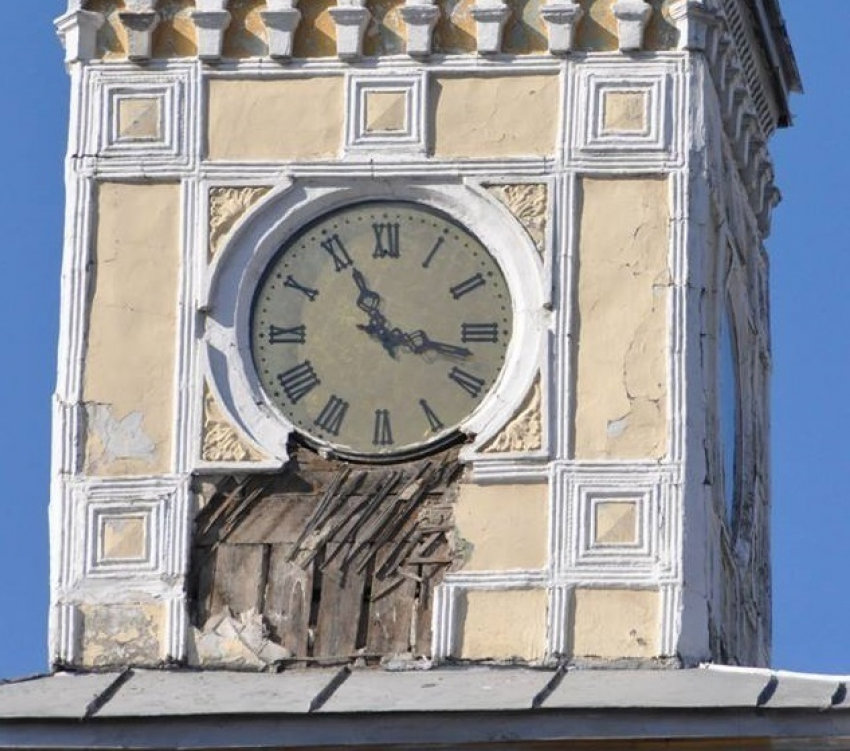 С фасада примэрии Кишинева отвалился еще один кусок отделки