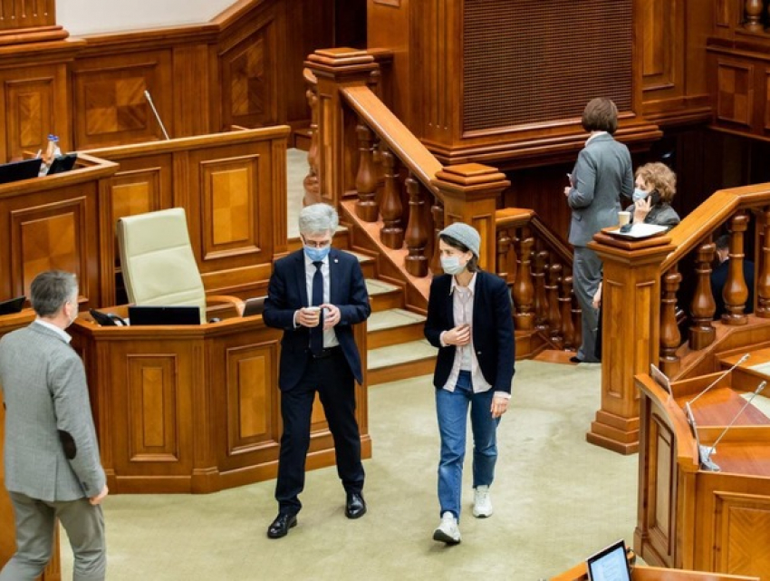 Вслед за Алайбой в зеленых штанах высокую моду в парламенте продемонстрировала Марчела Нистор