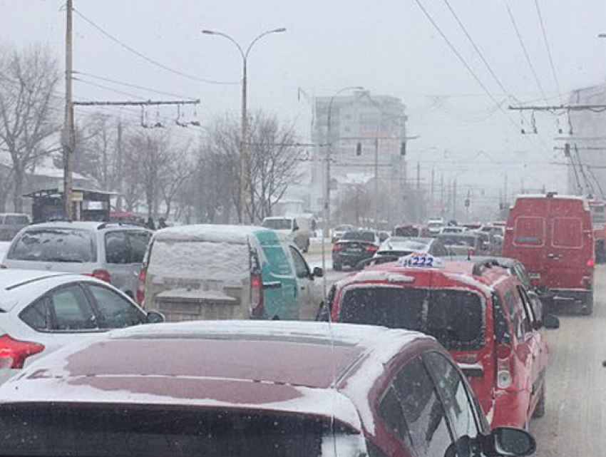 Транспортный коллапс в Кишиневе вызвали снегопад и визит премьер-министра Румынии 