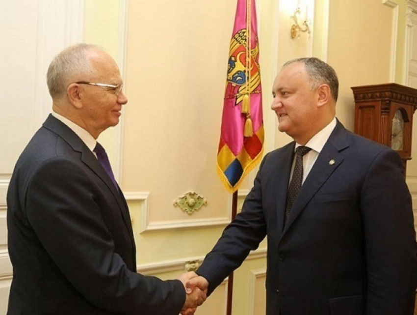 Президент Молдовы провел срочную встречу с послом России