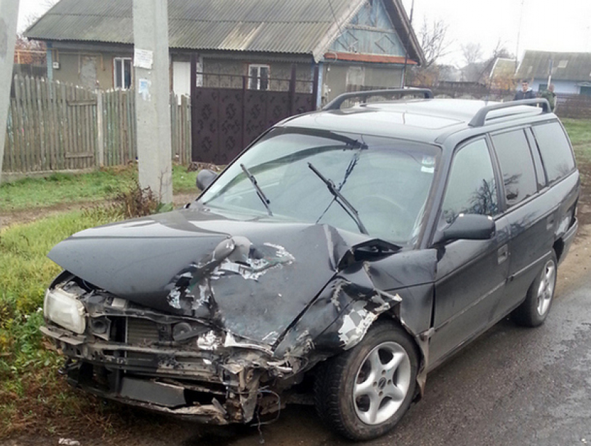 На коварном перекрестке в Слободзее из-за женщины разбились три легковых автомобиля
