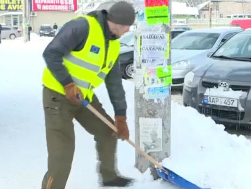 Расчищать столицу от последствий снегопада выгнали штрафников за мелкие преступления 