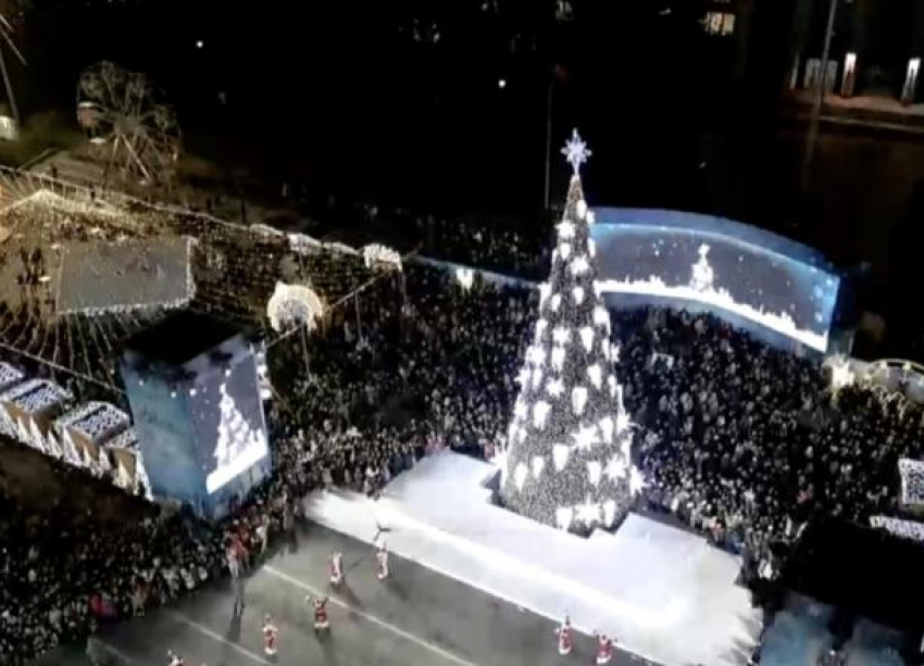 Кишинёв зажёг огни: в столице официально стартовали новогодние праздники