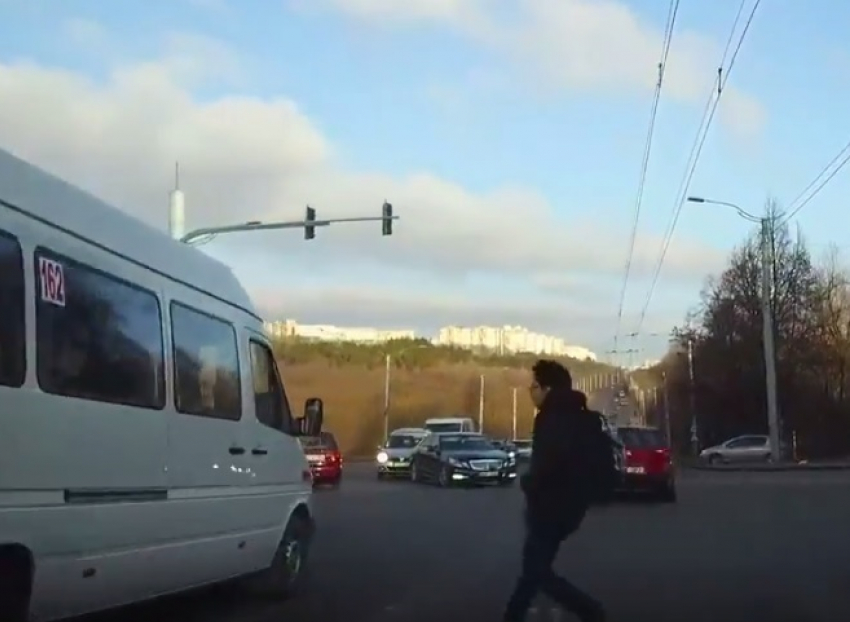 В Кишиневе подросток едва не попал под машину, торопясь к маршрутке