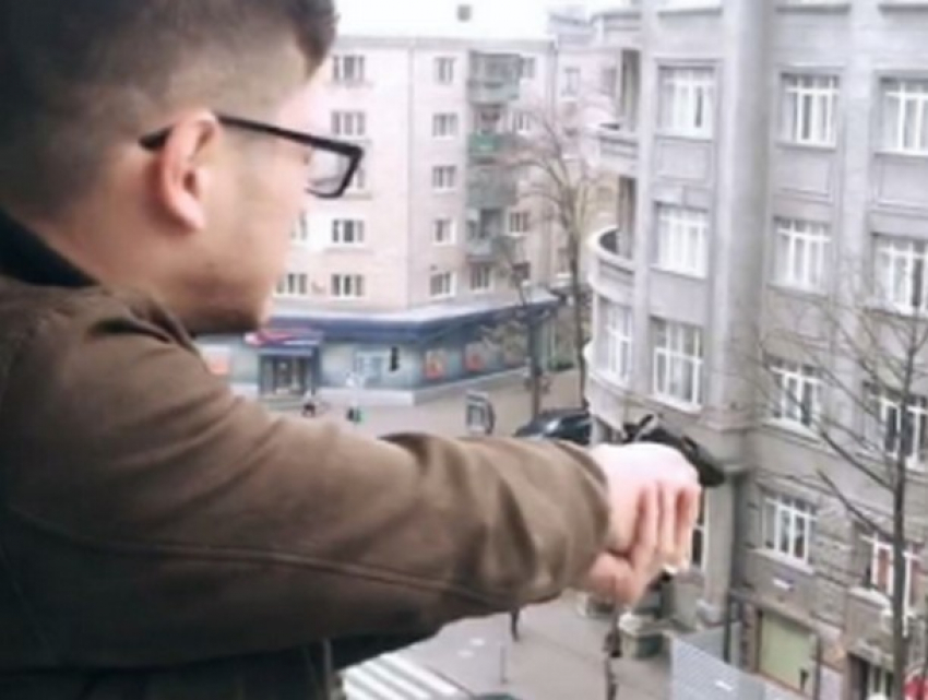 Молодой человек устроил стрельбу по прохожим в Харькове и снял это на видео
