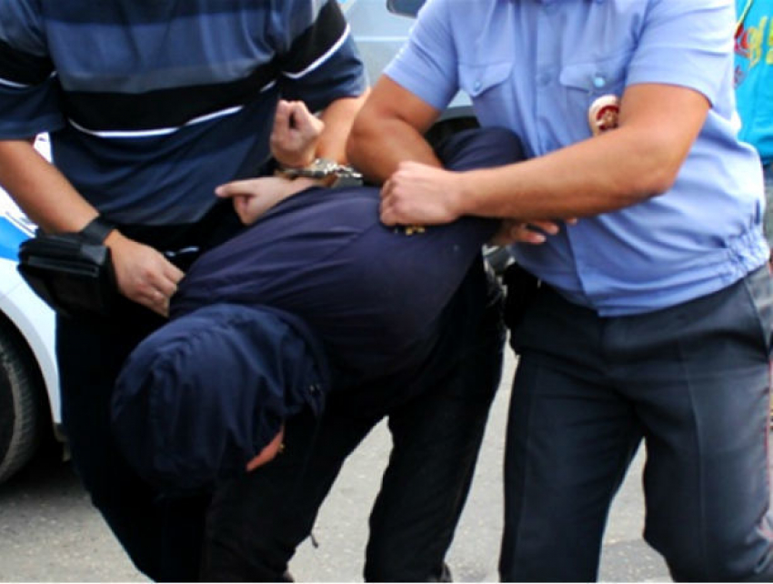Насилие ногой против полицейского Санкт-Петербурга совершил пьяный мужчина из Молдовы