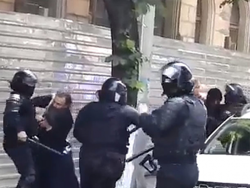 Забавная драка священника с полицейскими, охранявшими геев в Кишиневе, попала на видео 