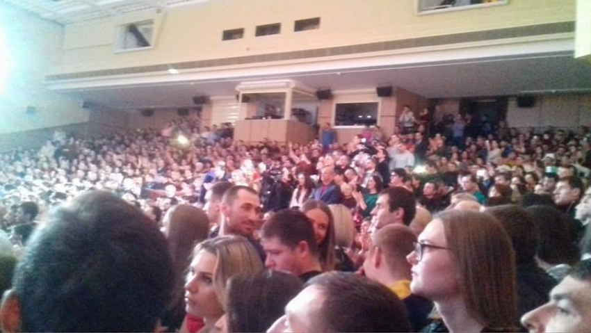 LIVE! Зал, в котором проходит встреча молдавских мигрантов в Москве с Додоном, едва вмещает всех желающих 