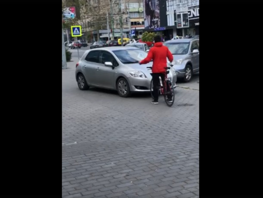 В Кишиневе велосипедист встал на пути у водителя и помешал ему ехать по тротуару