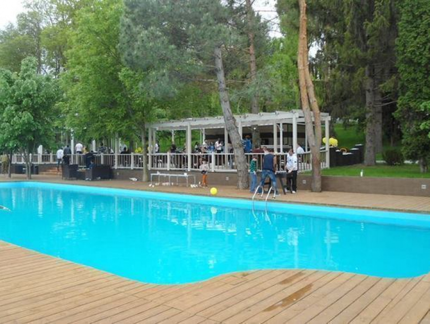 Хамское отношение в клубе отдыха на озере Гидигич возмутило жительницу столицы