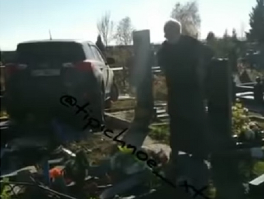В Харькове украинский священник на джипе разрушил могильные плиты на кладбище