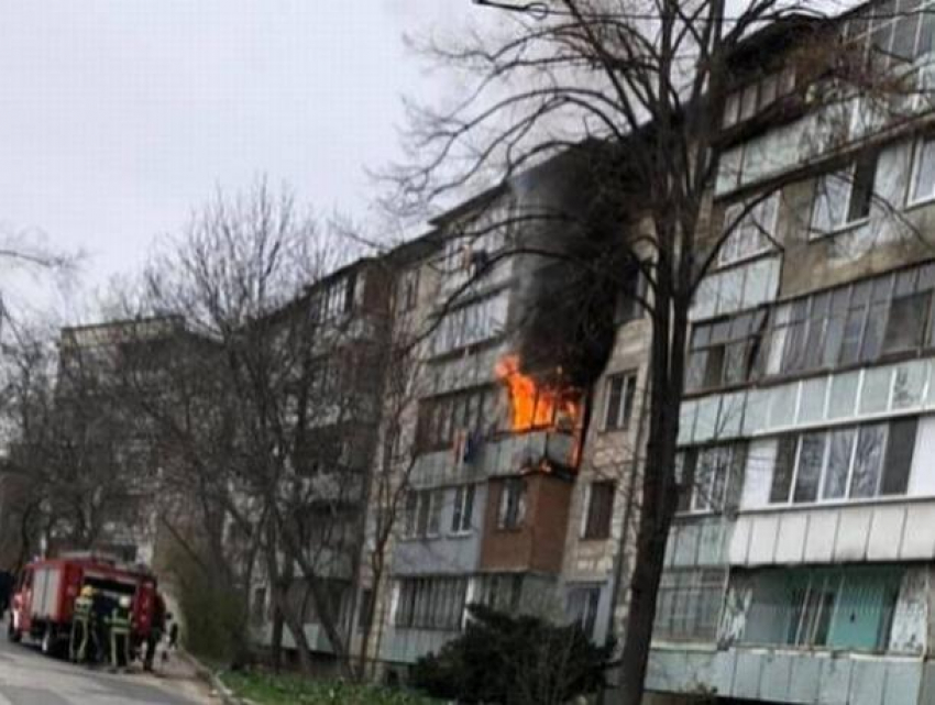 Пожар на Буюканах, загорелась квартира на третьем этаже многоквартирного дома