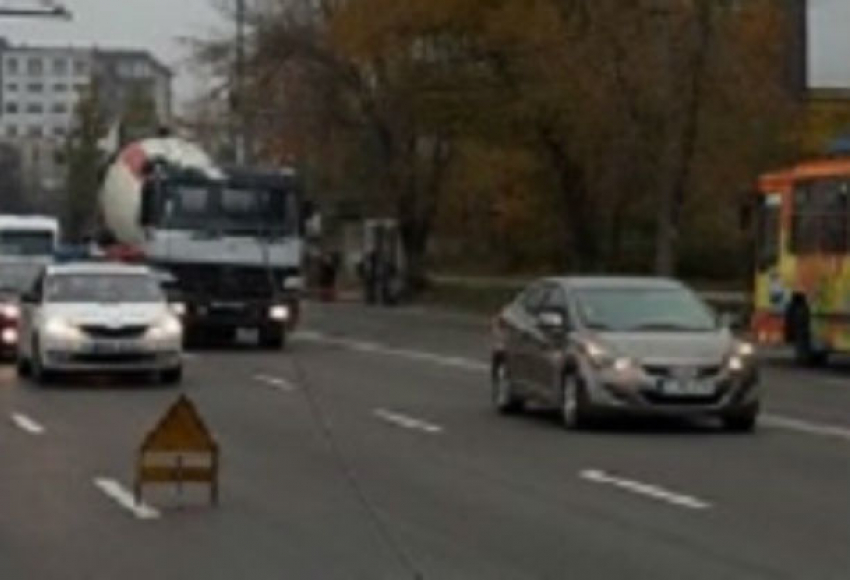 Упавший на автомобиль высоковольтный кабель испугал женщину в Кишиневе