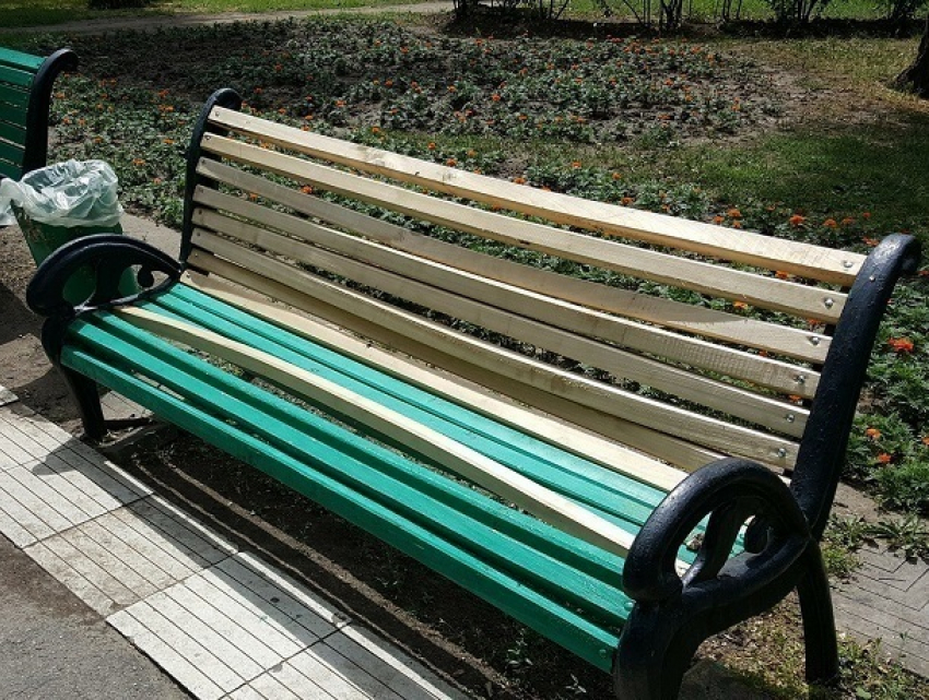 Новые скамейки «антибомж» в парке Кишинева удивили горожан