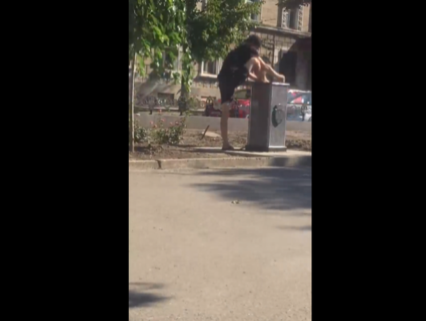 "Бескультурье» - в Кишиневе молодой человек мыл ноги в фонтанчике, из которого люди пьют воду