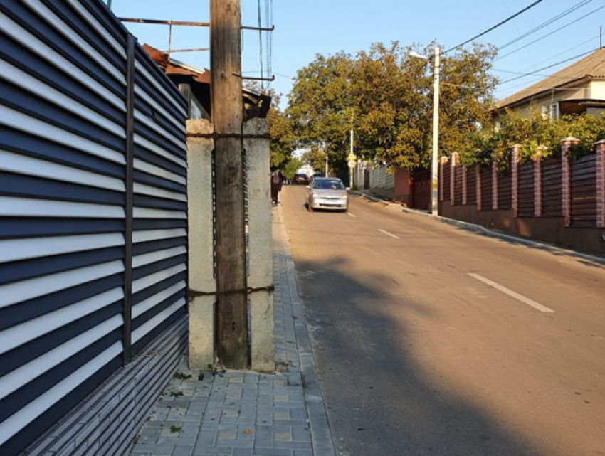 Постоянна аварийная ситуация в Дурлештах: столб на тротуаре
