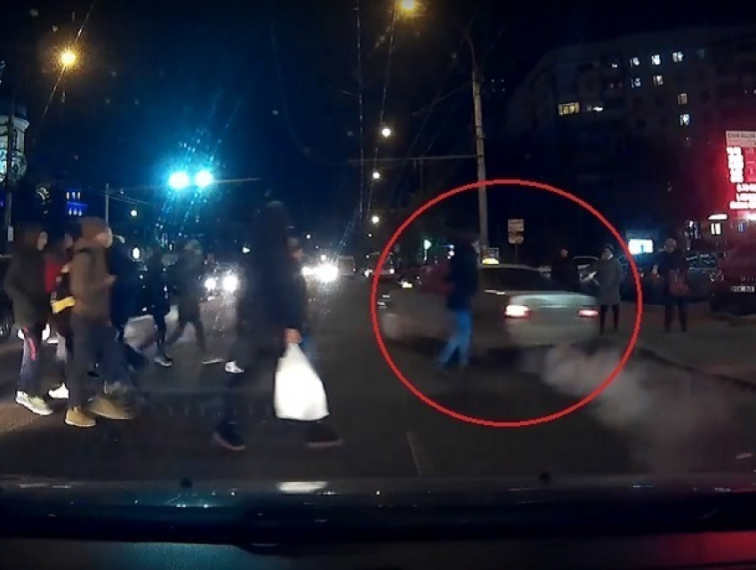 Опасный маневр: мужчина за рулем автомобиля Mercedes чуть не сбил пешеходов на зебре в Кишиневе