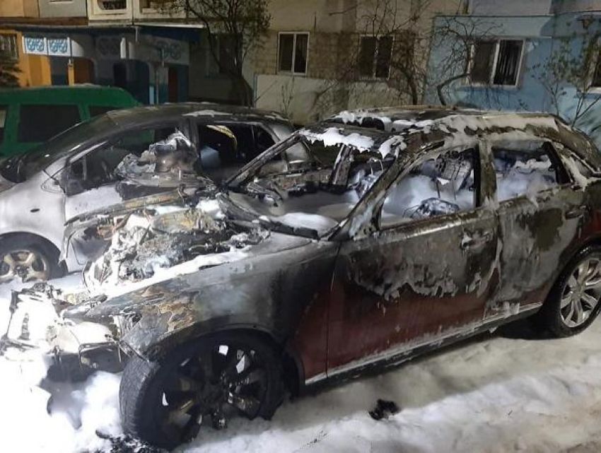 В Бельцах ночью сгорели сразу три автомобиля на одной и той же улице