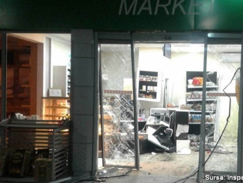Автомобиль разрушил стену и въехал в павильон автозаправочной станции в Сорокском районе 