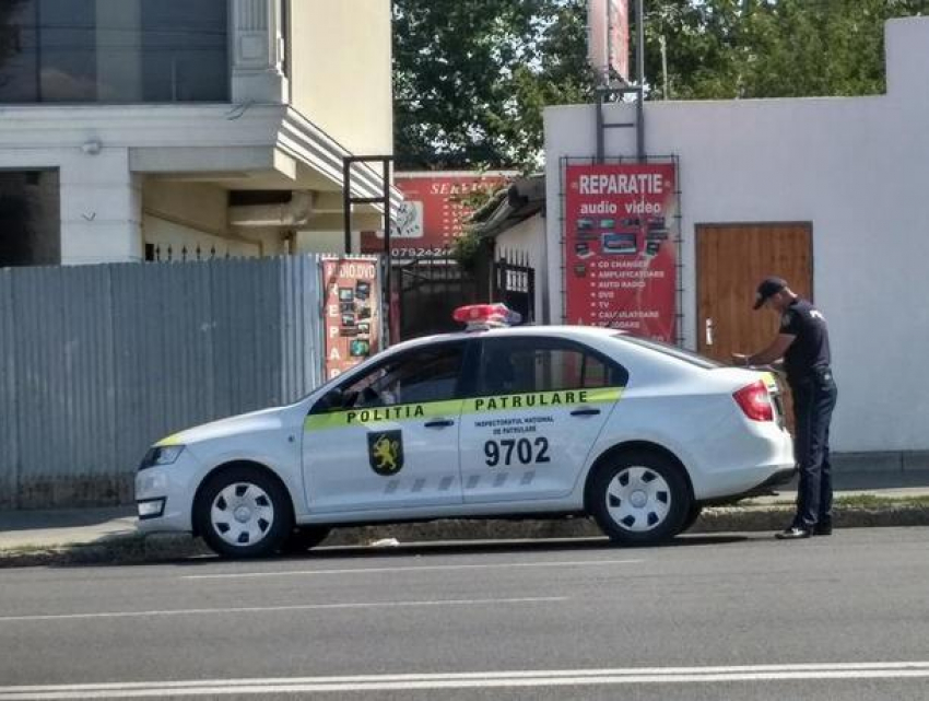 Незаконное снятие полицейским номеров с автомобилей возмутило столичного жителя 