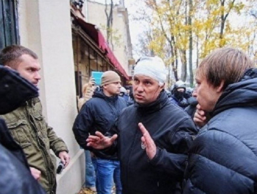 Националисты проломили голову начальнику полиции Одессы и избили его подчиненных