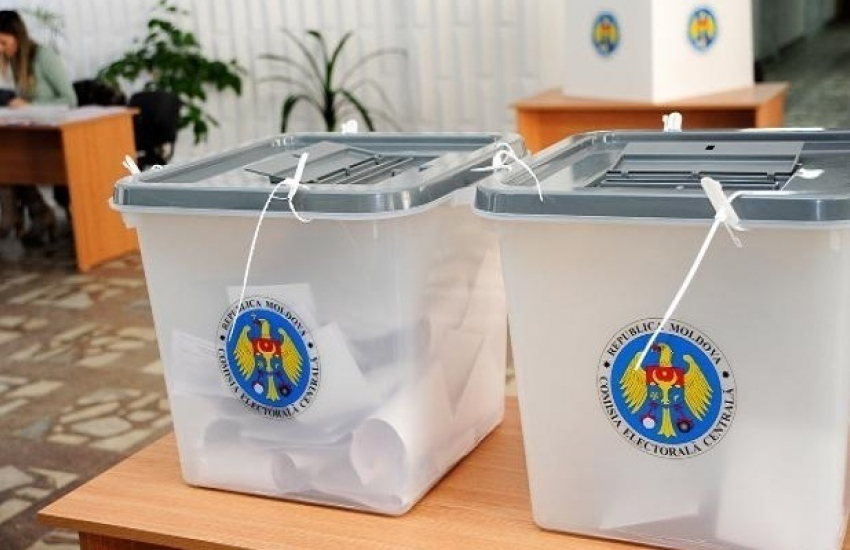 Избирательные участки по всей стране открылись 