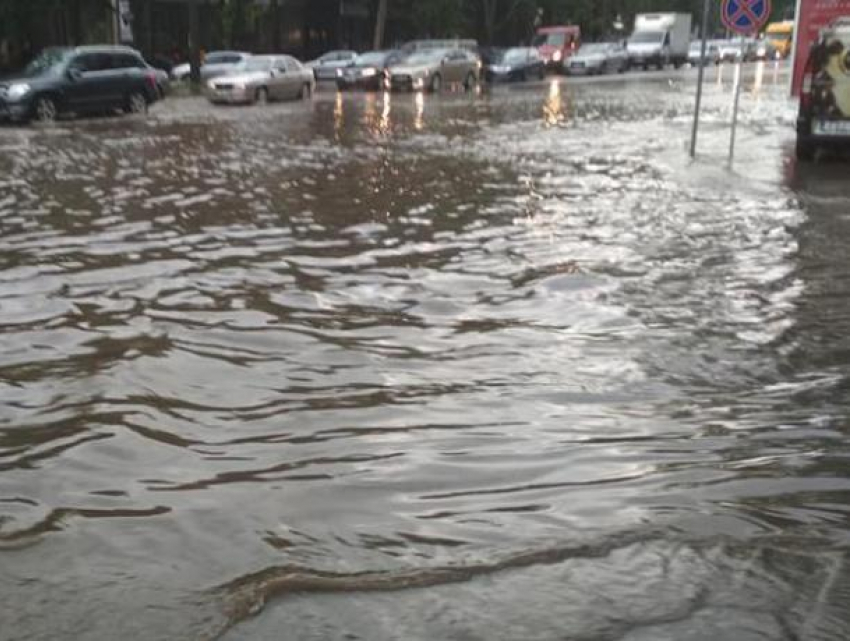 Ливень помешал сдаче выпускного экзамена: работа некоторых школ парализована