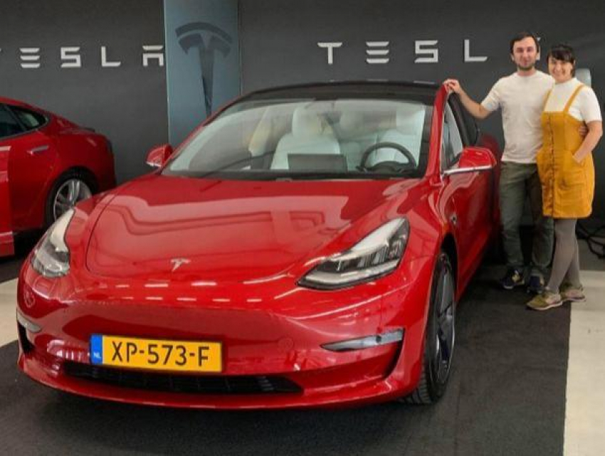 Молдавская семья 3 года ждала заказанный электромобиль Tesla и поделилась первыми впечатлениями от машины
